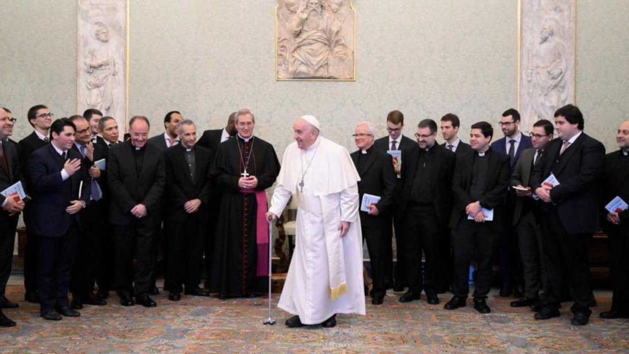 El Papa Francisco con seminaristas de Barcelona. 