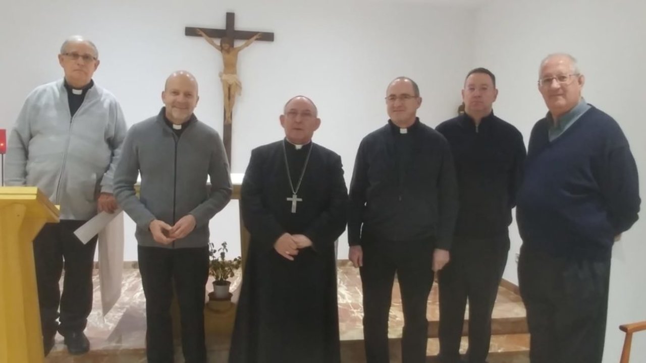 El equipo de Operarios de la Residencia Mosén Sol con el Obispo de Castellón (en el centro) y a su izda. el director general, D. Florencio Abajo.