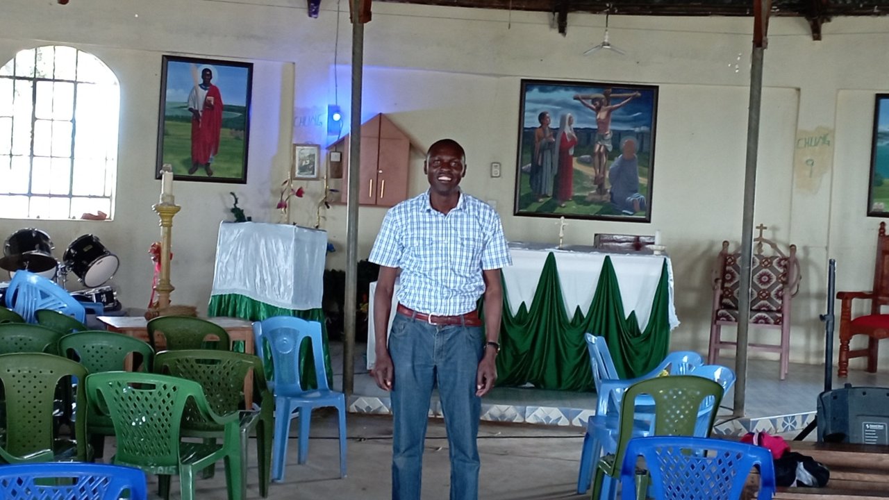 Cecil en el barracón de la parroquia que quieren reconstruir.