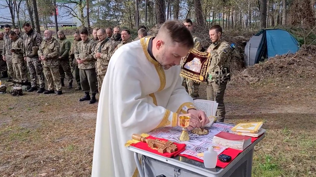 El padre Rostyslav Vysochan, capellán militar, celebra una liturgia con soldados en un lugar no revelado de Ucrania. (Foto CNS:Producción Voznyak)