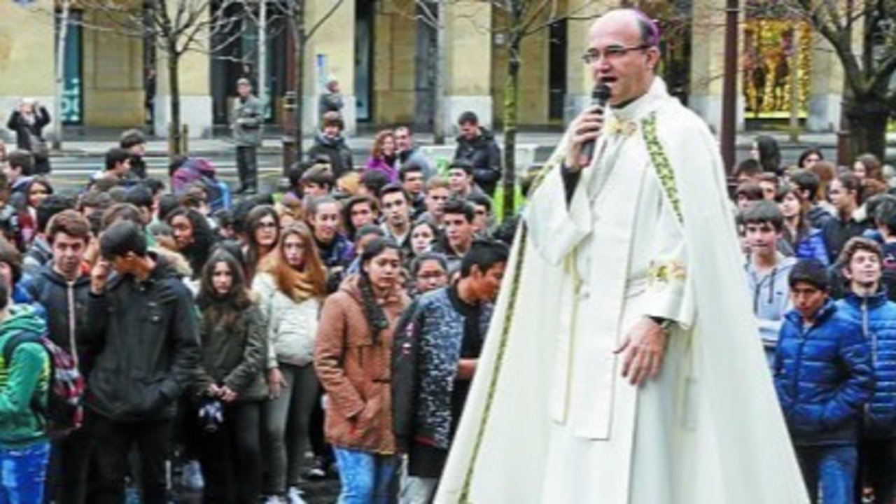 El obispo Munilla con un grupo de jóvenes.