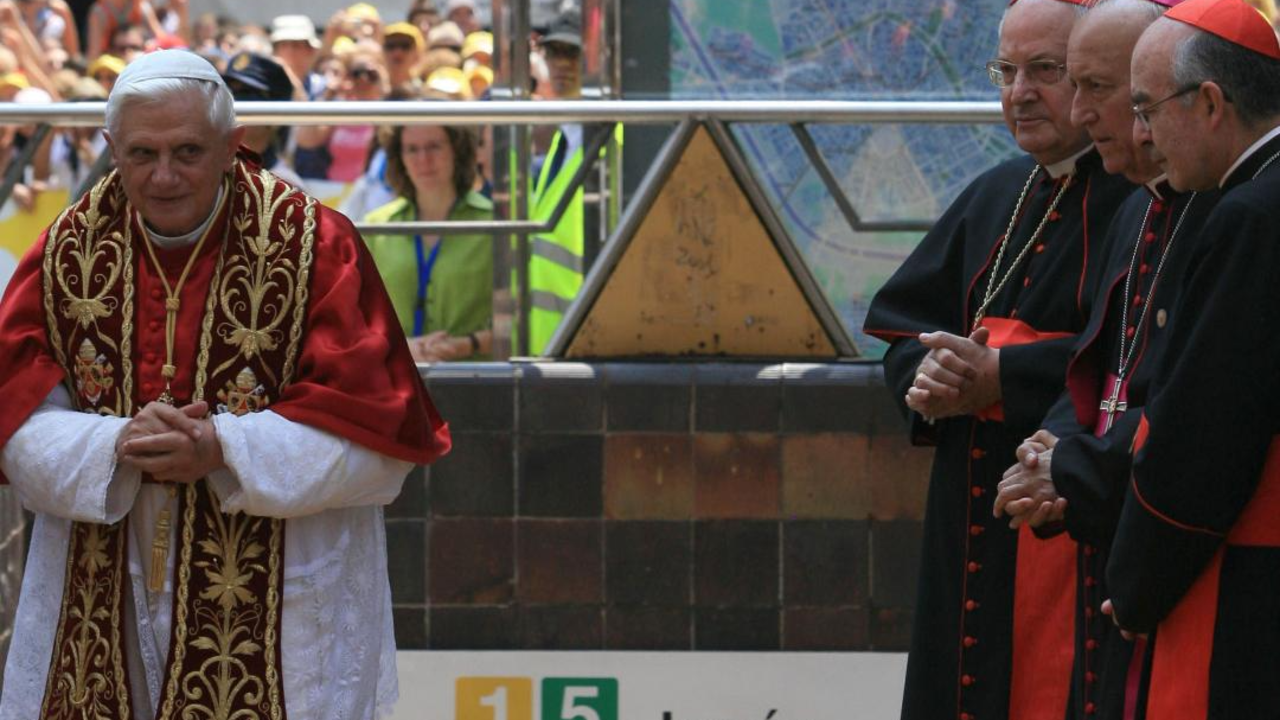 Benedicto XVI rezando por las vic timas del accidente del metro