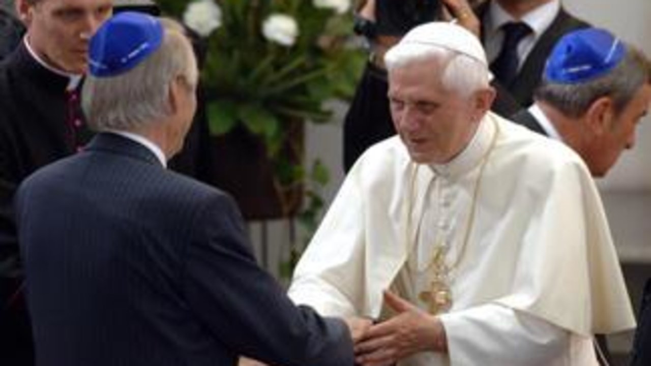 Benedicto XVI visitando la sinagoga de Colonia. 