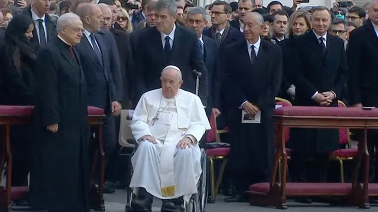 El Papa Francisco en silla de ruedas.