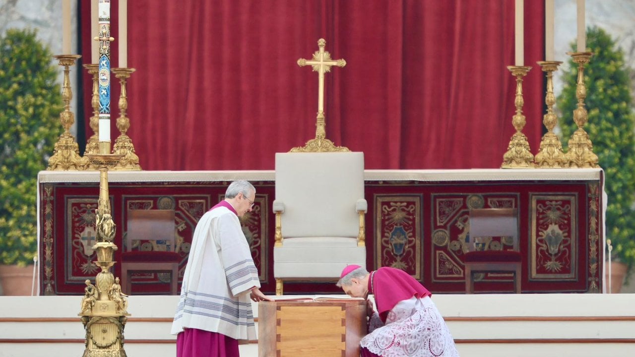 El arzobispo Georg Gänswein (derecha), besando el féretro de Benedicto XVI. Credito EWTN Vatican.