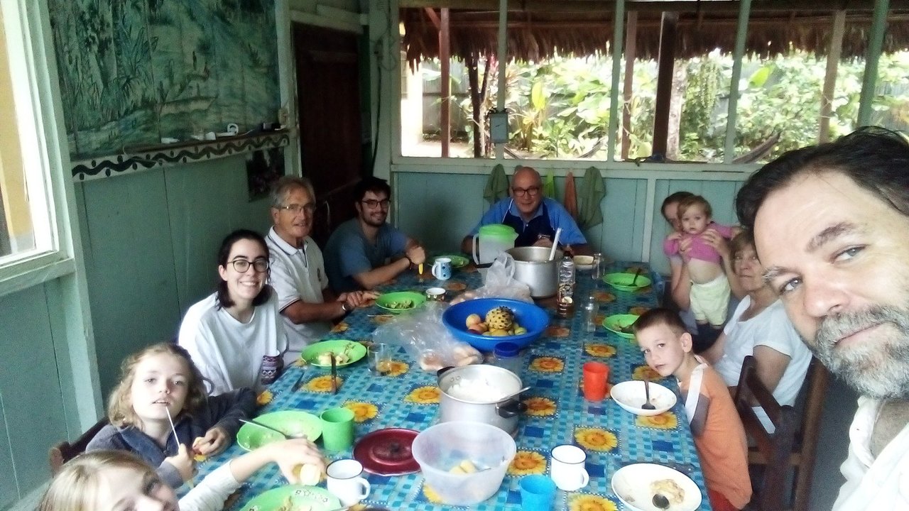 Jaime Palacios, su mujer y sus cinco hijos en la misión de Perú.