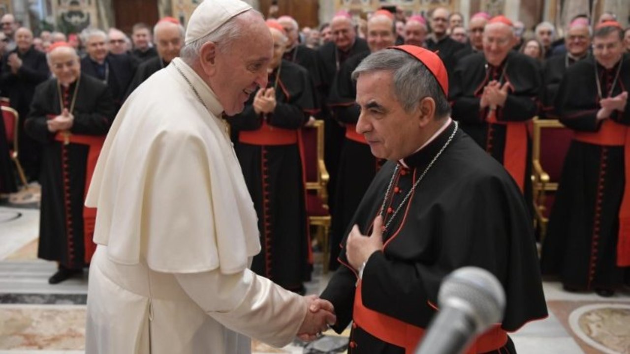 El cardenal Angelo Becciu con el Papa Francisco. Foto de archivo.  Vatican Media.
