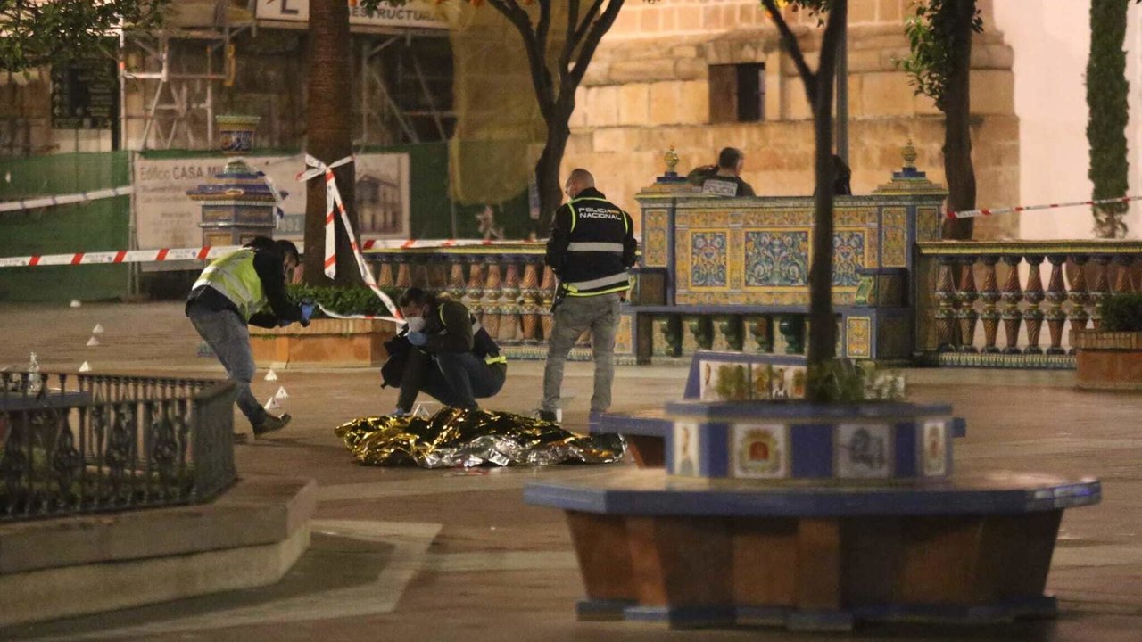 Efectivos sanitarios y policiales cubren el cadáver del sacristán fallecido en un ataque a diferentes iglesias en Algeciras (Foto- Nono Rico).