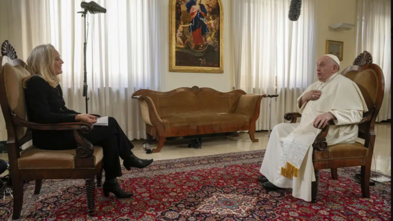 La periodista de AP entrevista al Papa Francisco. Foto: Andrew Medichini.