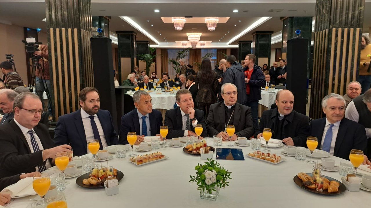 César Garcia Magán junto con el presidente de Castilla-La Mancha, Emiliano García-Page, en el desayuno.