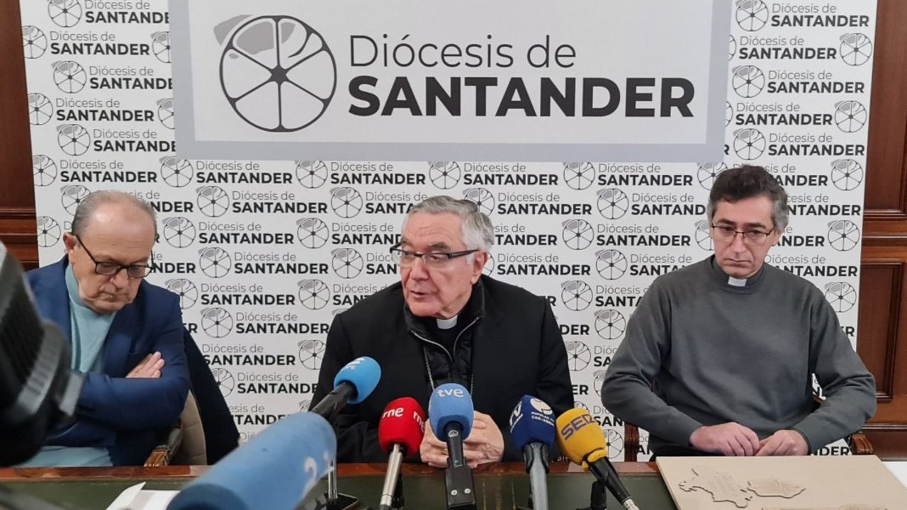El obispo de Santander presentando el Año Jubilar de Santo Toribio de Liébana.