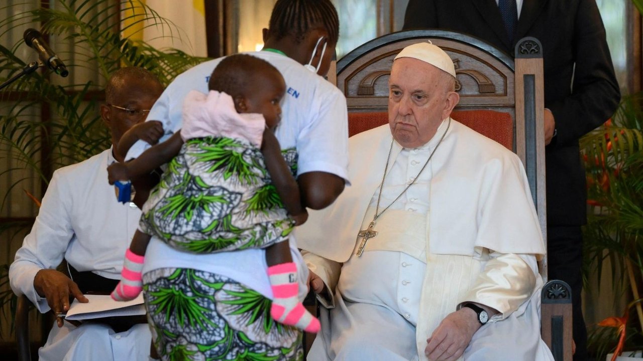 Una víctima del Congo, con el Papa Francisco.