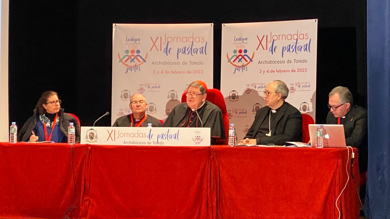 El cardenal Braz, prefecto para de la Vida Consagrada y el obispo auxiliar de Lisboa, responsable de la JMJ, en unas jornadas en Toledo.