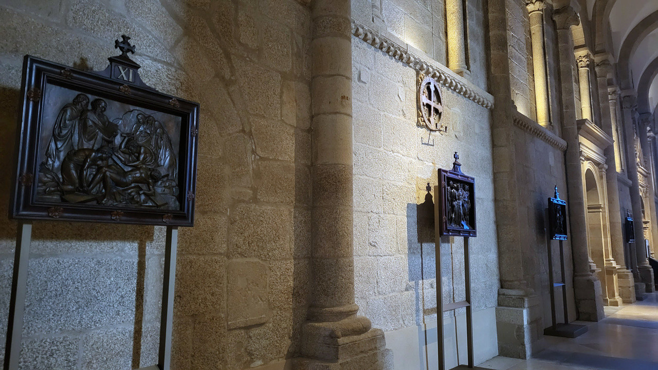 La Catedral de Santiago recupera uno de sus tesoros desconocidos: los relieves del Vía Crucis.