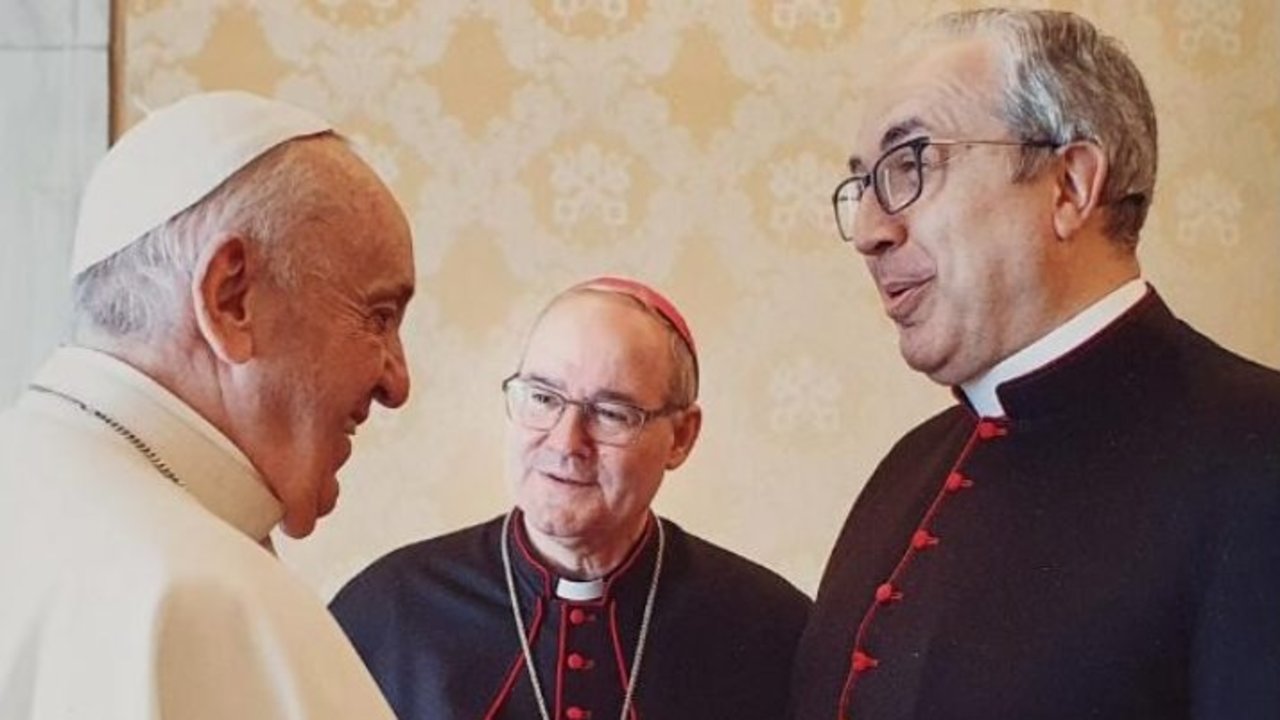 El arzobispo de Toledo y su auxiliar, secretario general de la CEE, se reúnen con políticos y profesores para analizar el documento "El Dios fiel mantiene su alianza".