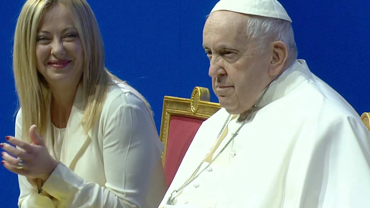 El Papa Francisco y Giorgia Meloni, presidenta de Italia, juntos en un evento a favor de la natalidad.