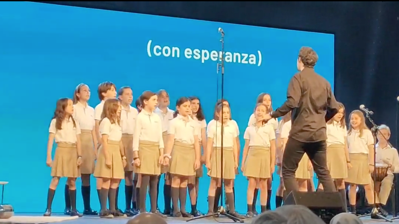 El coro del colegio La Salle Maravilllas abre la gala de la presentación de la Memoria de Actividades de la Iglesia.
