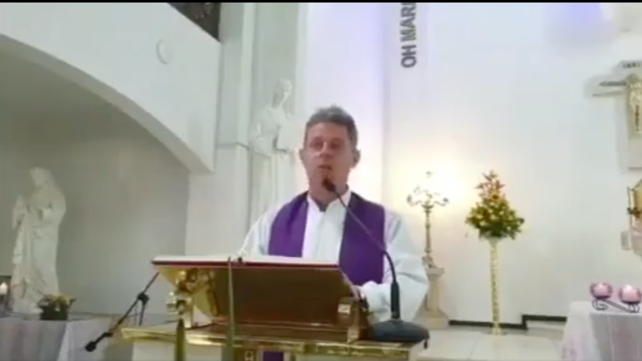 El sacerdote pronunciando su discurso: "De nada sirve orar como un cristiano, pero votar como un ateo".