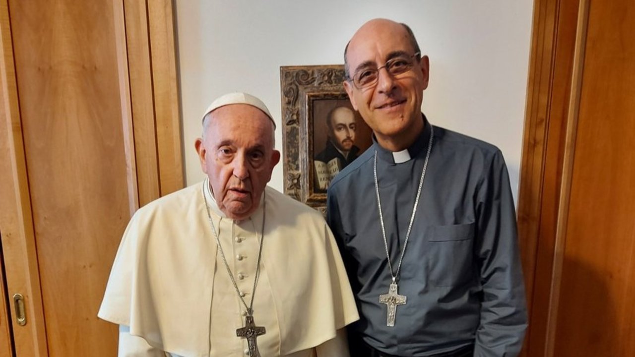 Monseñor Víctor Manuel Fernández junto al Papa Francisco.
