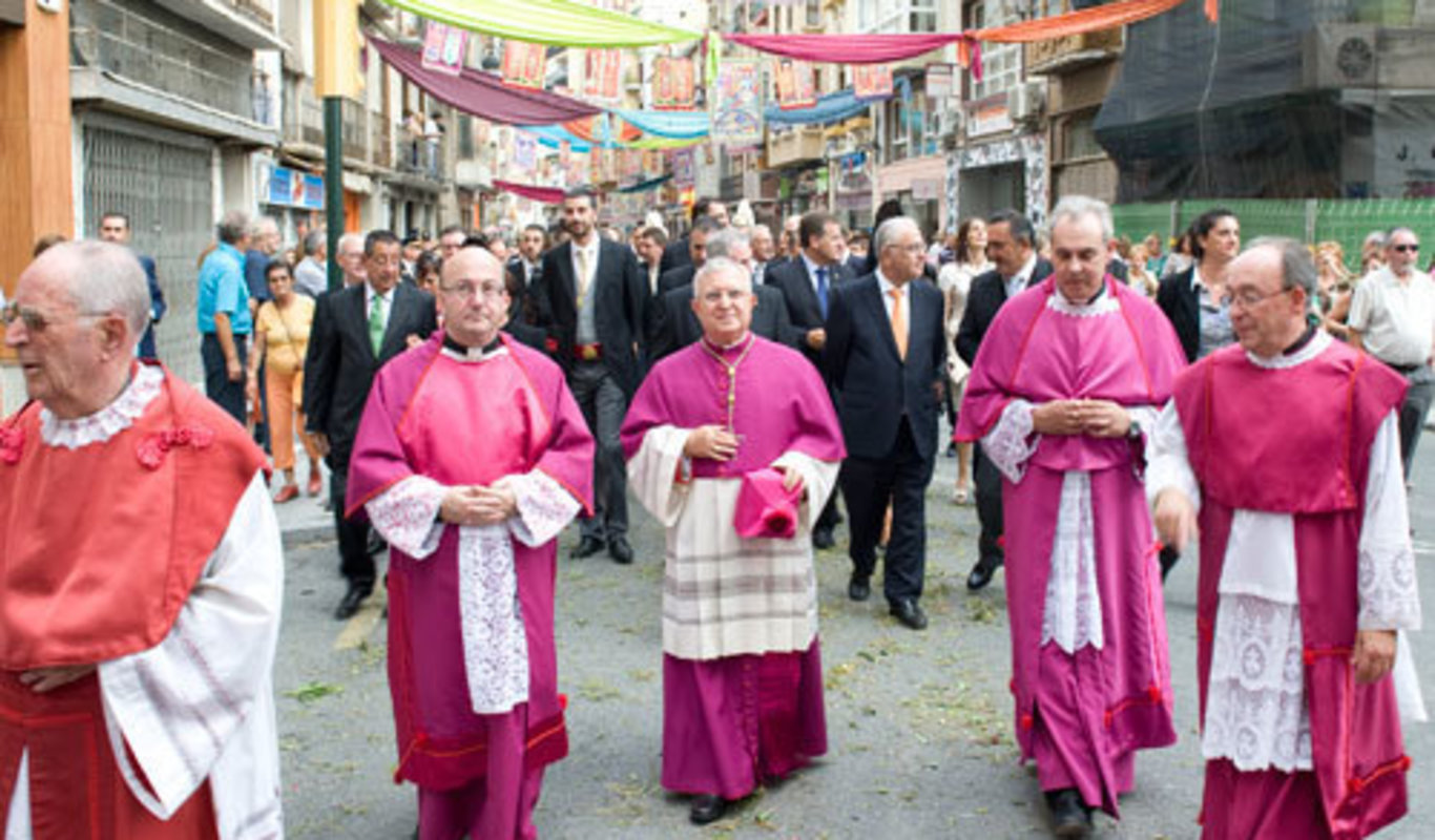 El obispo de Alicante pide a los veraneantes que huyan 