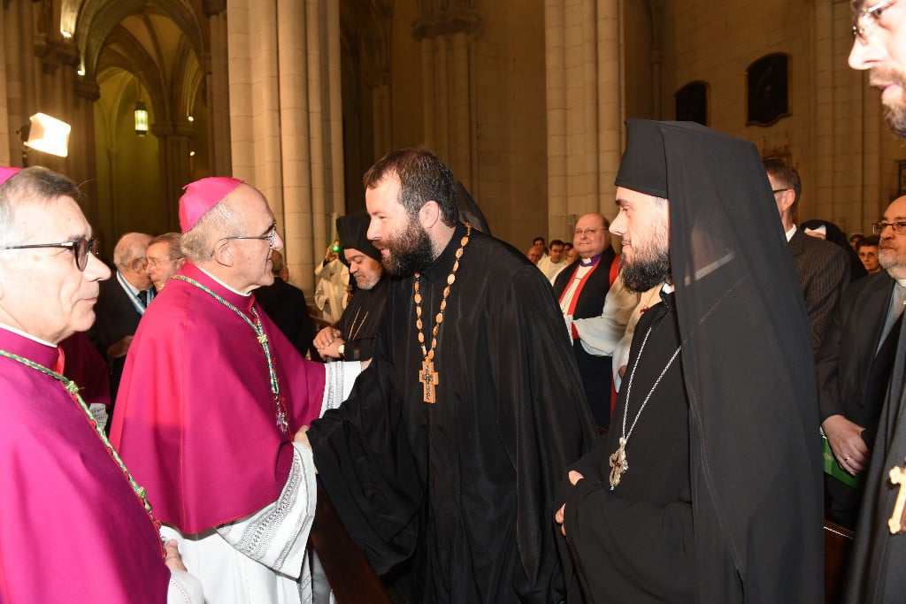 Sacerdotes católicos ya pueden bautizar y casar a ucranianos, rumanos y  rusos de las i...