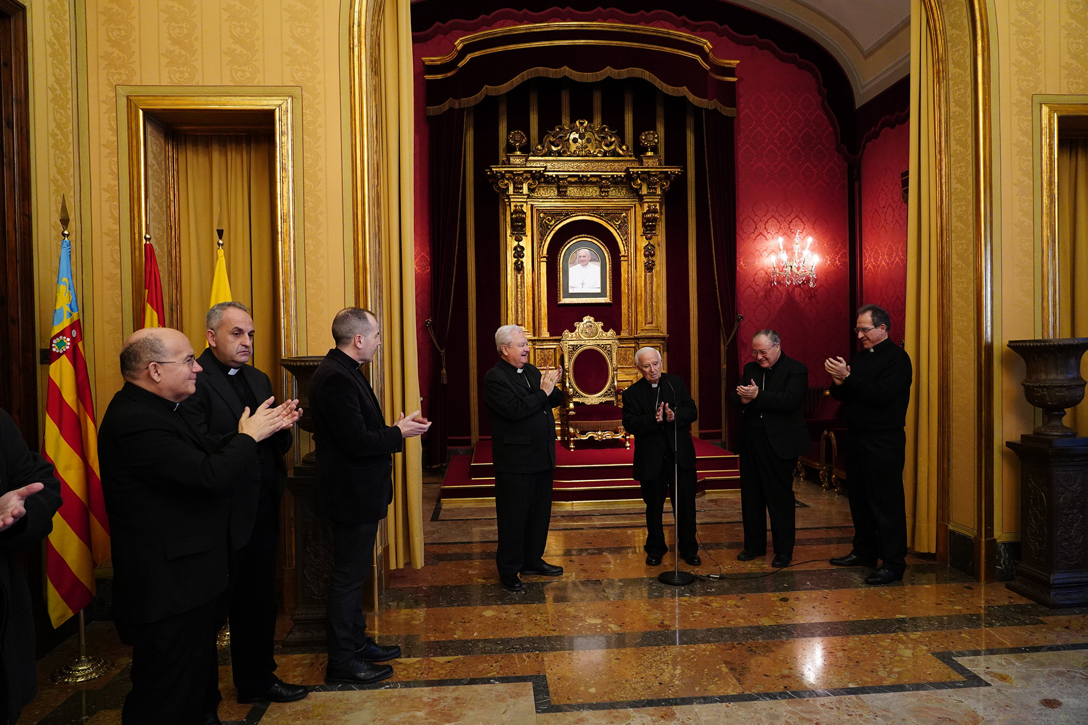 Consejo de
Gobierno de la diócesis de Valencia y canónigos de la catedral,