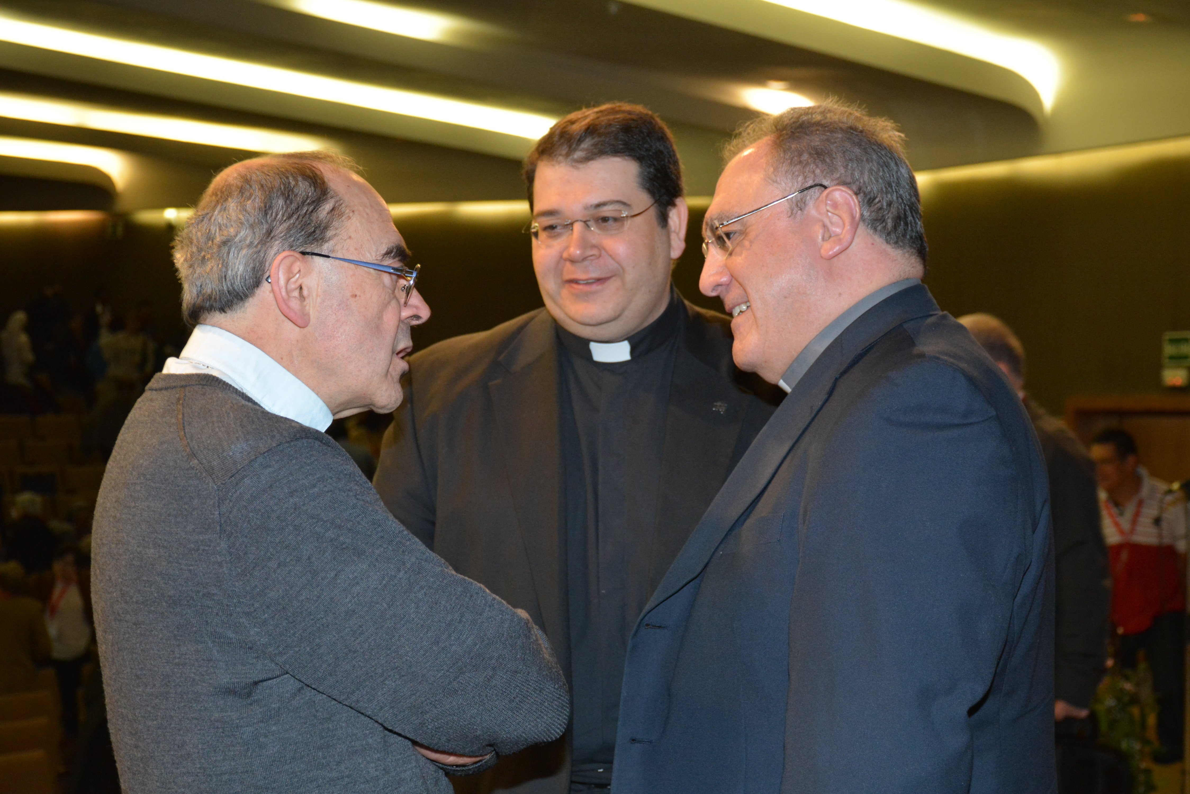Carlos M. Oliveras con el cardenal Barbarin y Gil Tamayo.