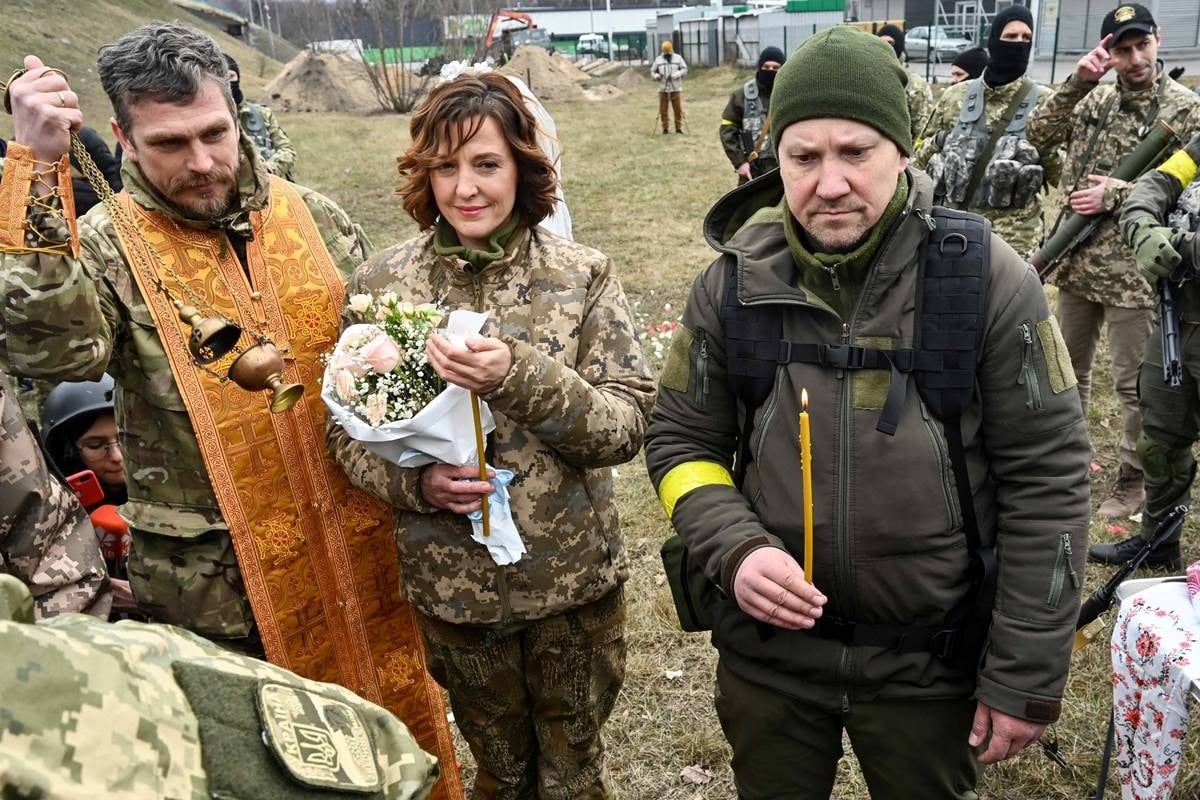 Dos soldados ucranianos, Lesya y Valeriy, se casan religiosamente en el campo de batalla
