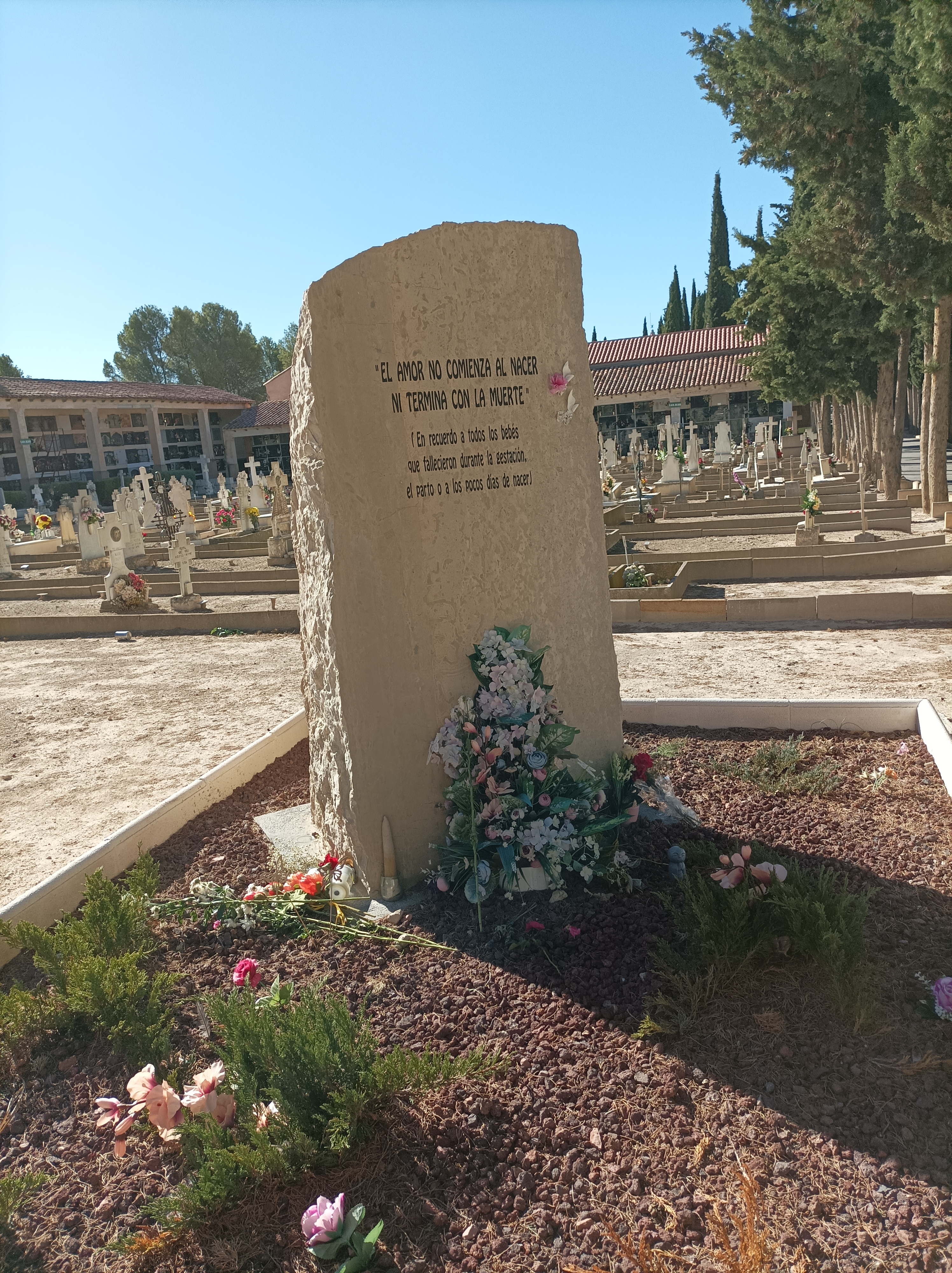 Recuerdo en cementerio de Teruel a no nacidos.