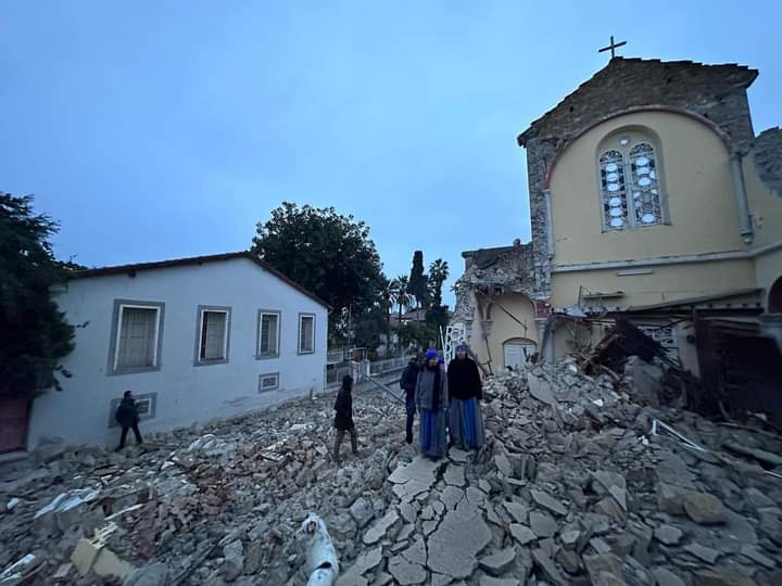 Religiosas de Siria observan una Iglesia derrumbada. 