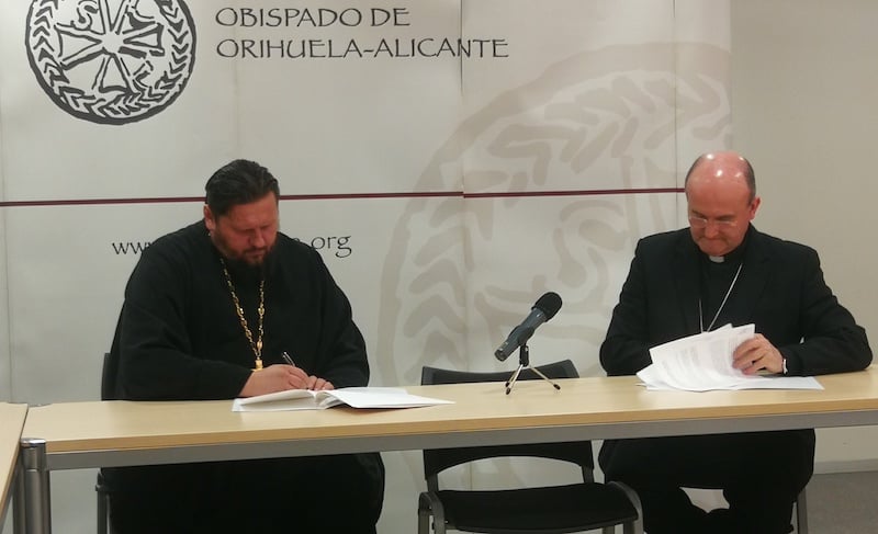El arcipreste y representante de la iglesia ortodoxa ucraniana en Alicante, Pletenko Kostiantyn, y Mons. José Ignacio Munilla, obispo de Alicante.