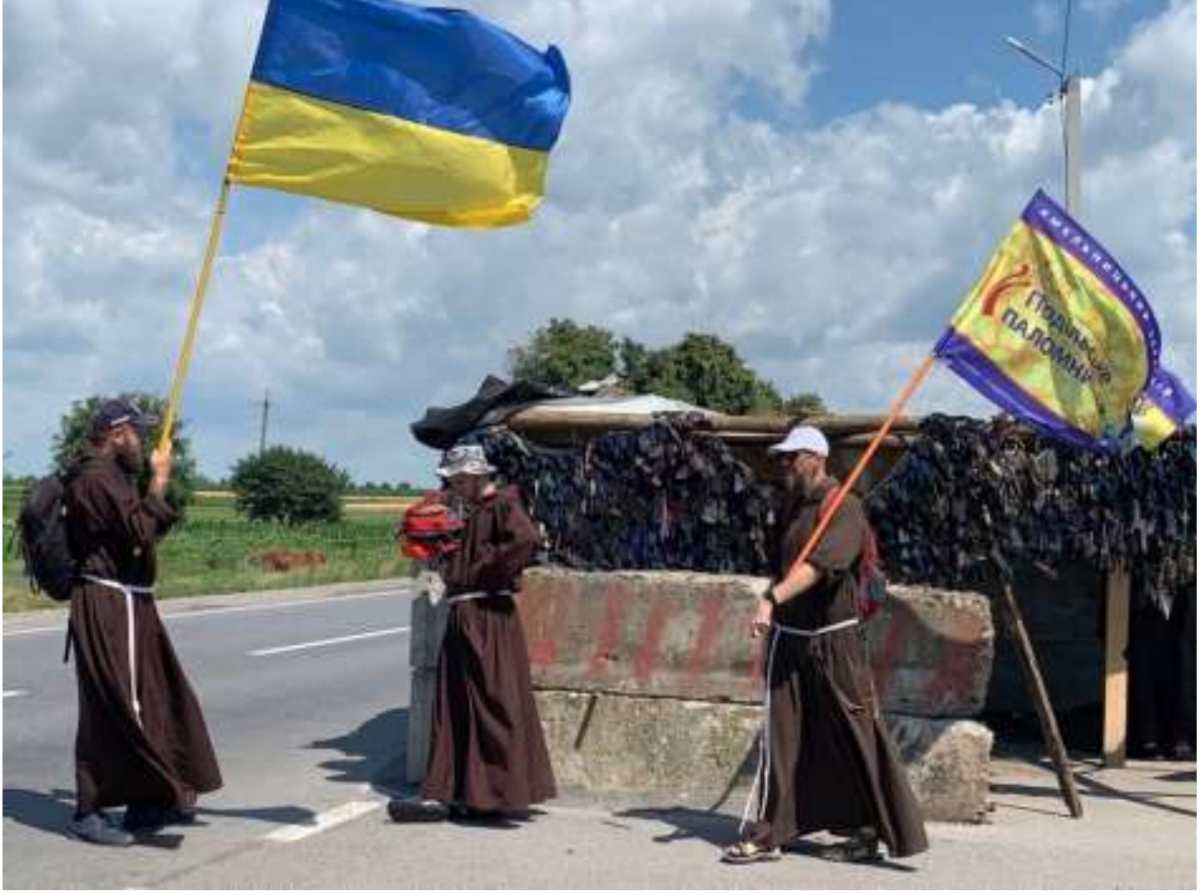 ¡Guerreros de la Paz y la Oración!
Hermanos capuchinos en un puesto de control en julio de 2022, durante una peregrinación a Ostropol, Lubar, Ucrania.