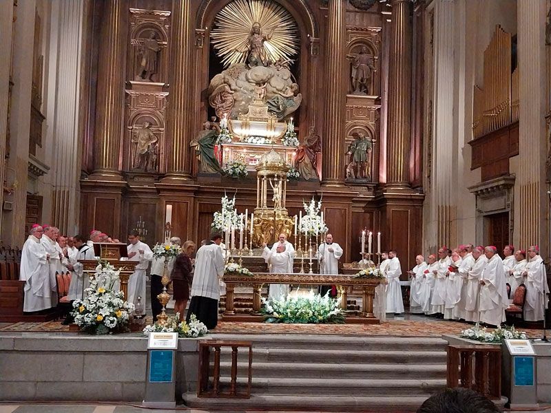 Los obispos en la colegiata de San Isidro. 