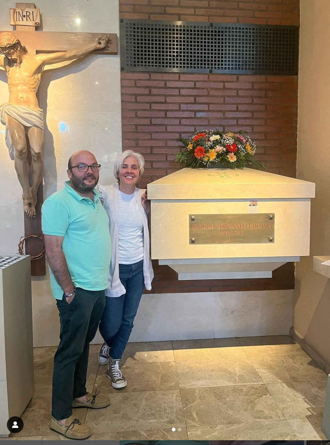 David, curado, junto a su mujer Teresa, en la tumba de Isidoro Zorzano.