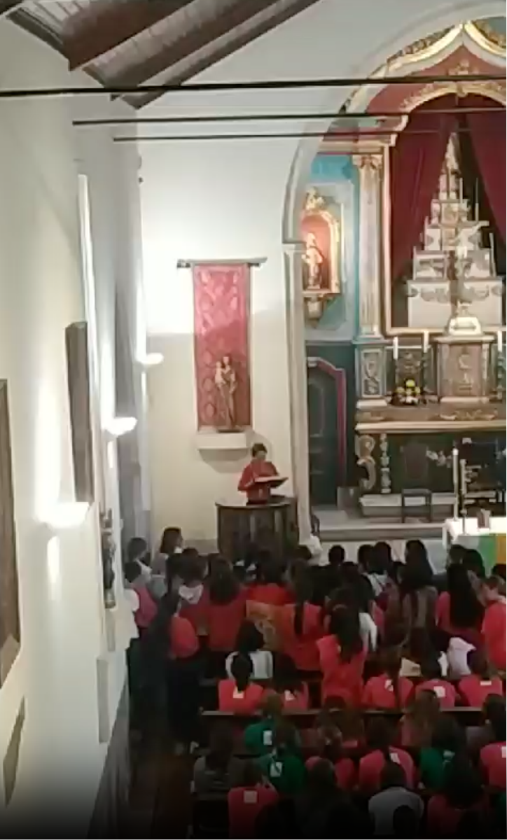 Jimena leyendo, emocionada, la oración a la Virgen de las Nieves tras la celebración de la misa.