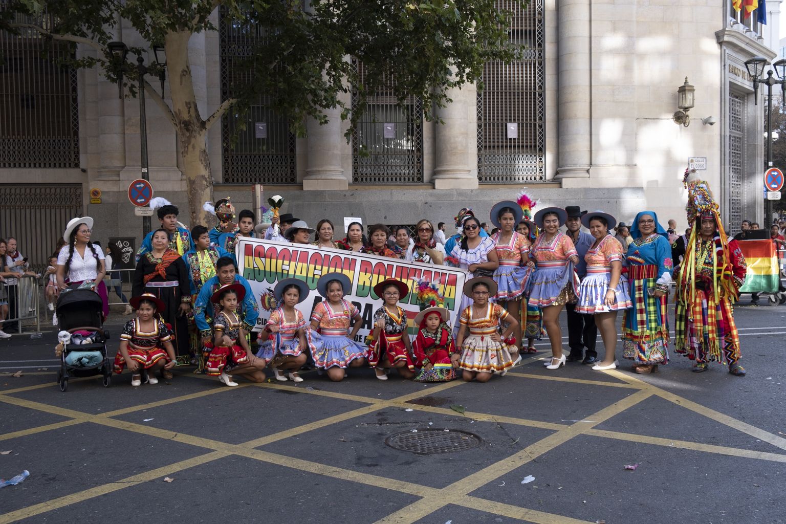 Bolivianos participando en la Ofrenda.