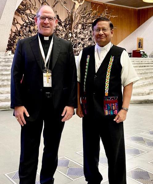 El obispo australiano Anthony Randazzo con el cardenal Charles Bo, arzobispo de Yangon, Myanmar, durante el sínodo.