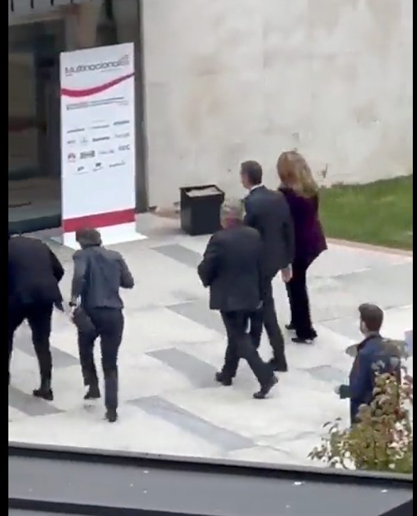 Momento en que Pedro Sánchez entra en el auditorio de la Fundación Pablo VI.