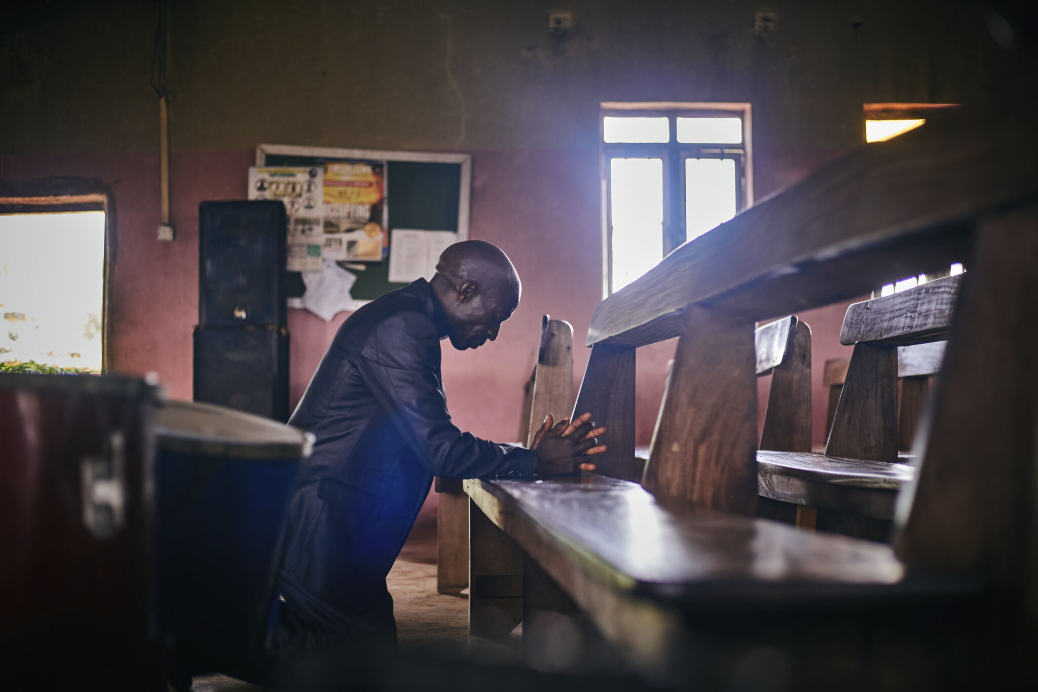 El Pastor Zachariah rezando en un iglesia de Nigeria.