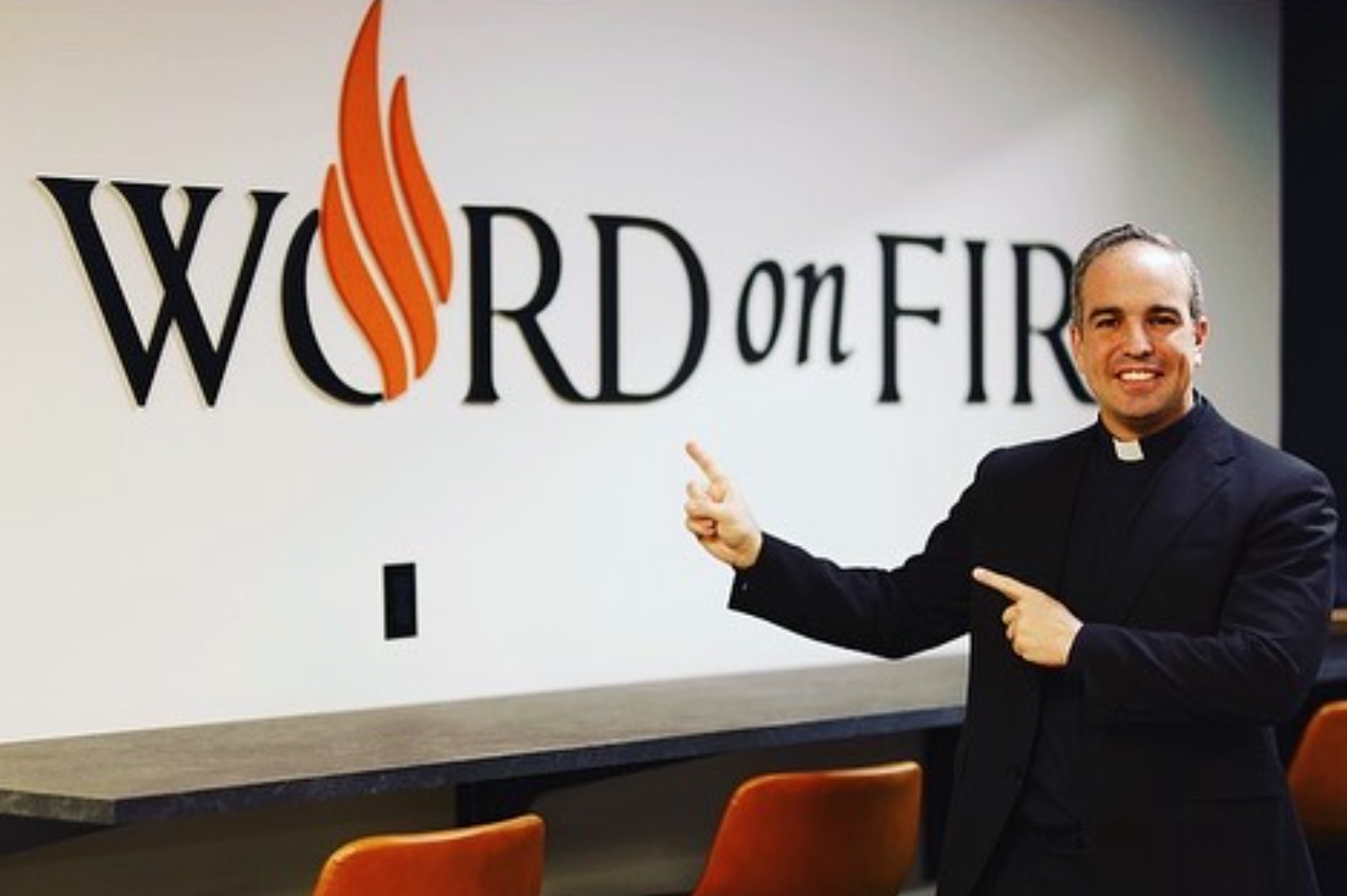 El sacerdote Ignacio Amorós en Minnesota trabajando con el equipo de Word of Fire.