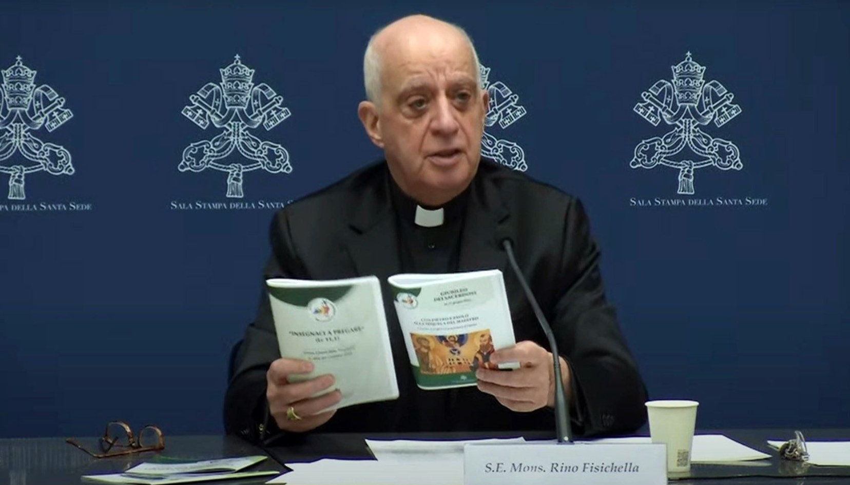 Monseñor Rino Fisichella presenta los documentos para el Año de la Oración.