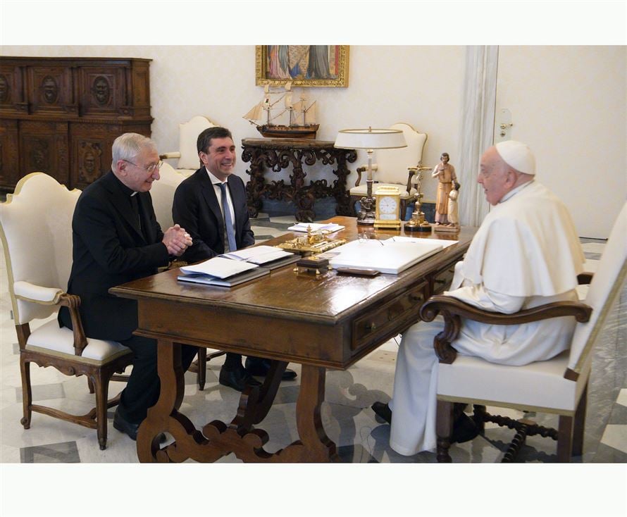 Monseñor Filippo Santoro y Davide Prosperi con el papa Francisco en audiencia privada el 15 de enero de 2024. Vatican Media.