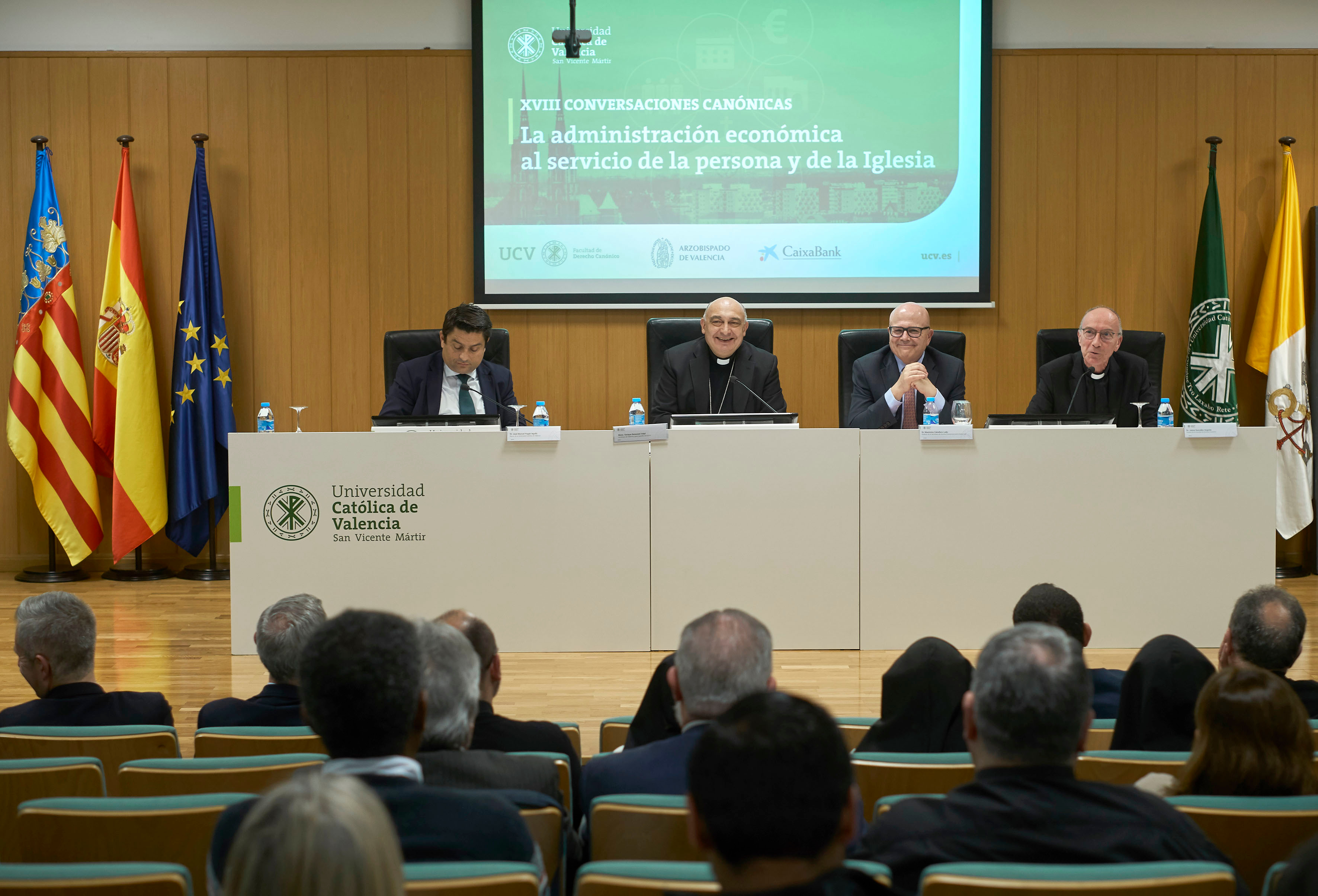 En el centro, el arzobispo de Valencia y el Prefecto de la Secretaría de Asuntos Económicos de la Santa Sede.