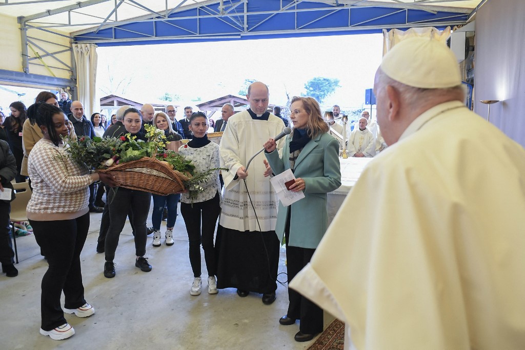 Las reclusas entregan al Papa una cesta hecha por ellas. Foto: AFP