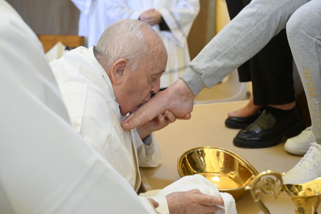 El Papa besa los pies a una reclusa. Foto AFP.
