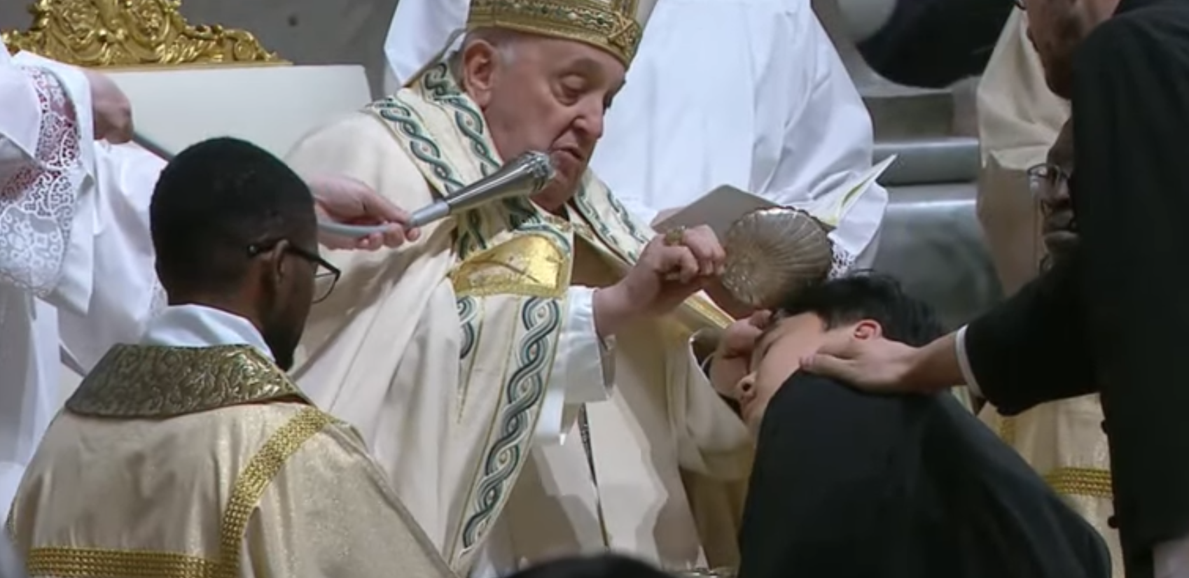 El Papa Francisco bautiza a una persona en la Vigilia Pascual 2024.