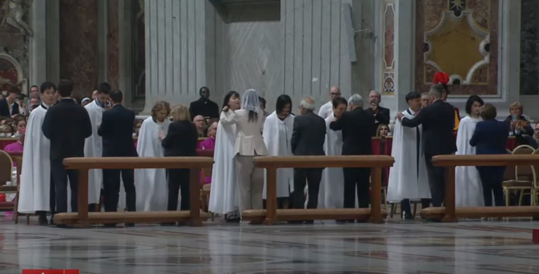 Las ocho personas bautizadas por el Papa reciben las vestiduras blancas.