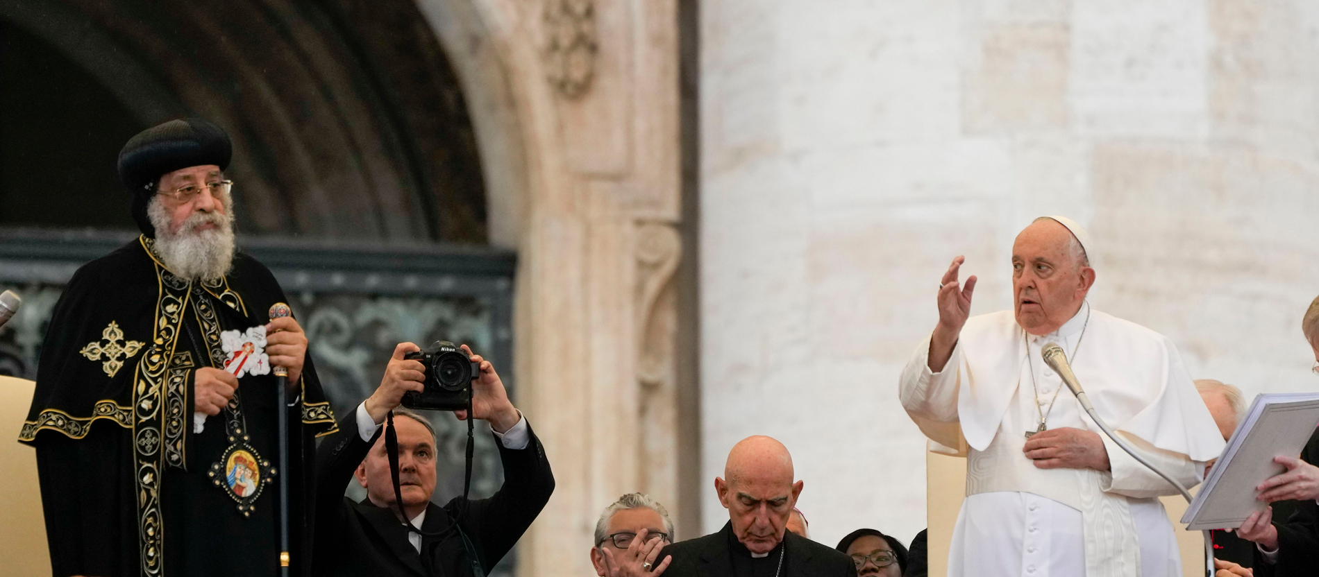 En mayo de 2023, los Papas Tawadros II y Francisco se reunieron en el Vaticano para conmemorar el 50 aniversario del encuentro de sus predecesores. Imagen: © Picture Alliance/Associated Press/Alessandra Tarantino.