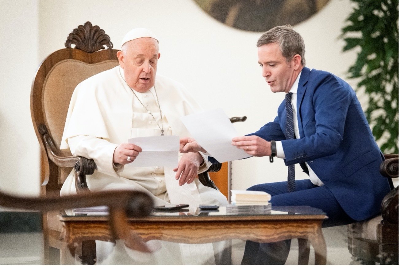 El Papa Francisco con el periodista vaticanista español Javier Martínez-Brocal. Foto: Christian Gennari.
