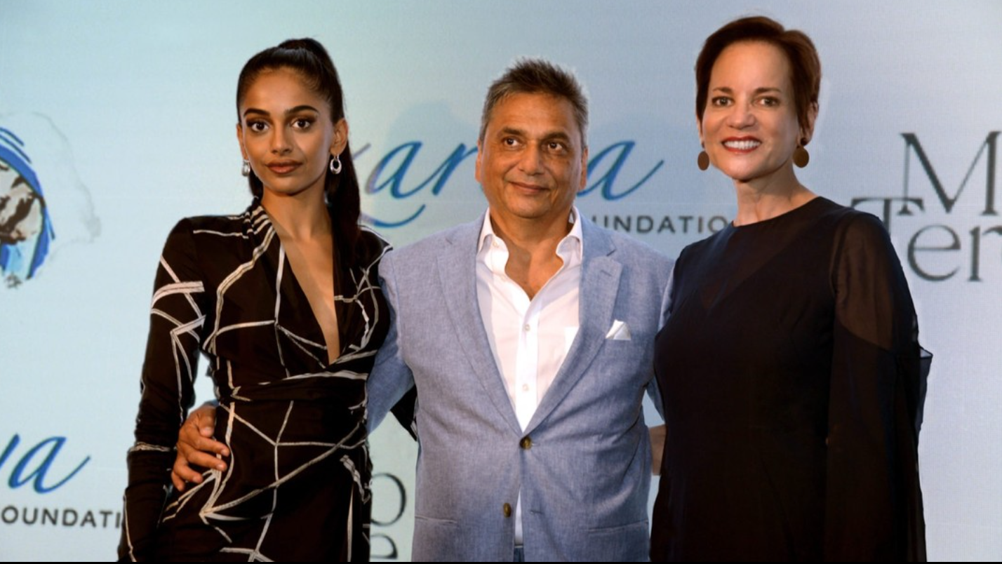 El director Kamal Musale, junto a las actrices Banita Sandhu ( británica de ascendencia punjabi) y Jacqueline Fritschi-Cornaz, actriz suiza que interpreta a la Madre Teresa.
